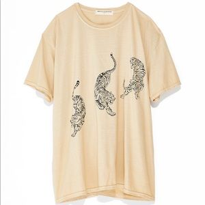 URBAN OUTFITTERS tiger tshirt